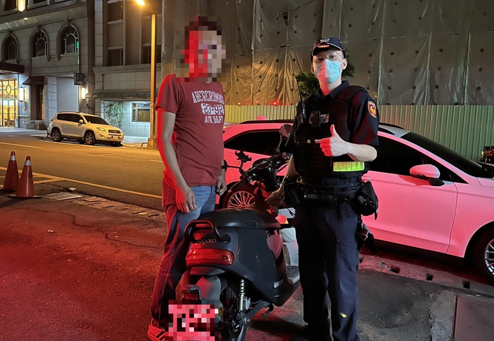 找到機車 - 報新聞 Mega News ▲圖說:員警耐心與邱男還原當日行程,經過一番仔細搜索後,終於在郵局旁停車格找到機車 (圖/台中市政府 提供)