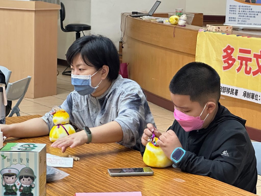 新住民家庭共同創作屬於自己的獨特平安貓香包 - 報新聞 Mega News