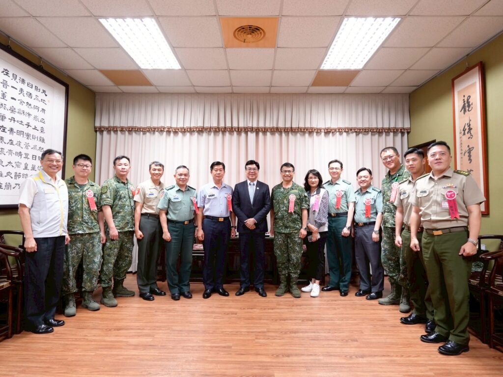 新北市副市長劉和然代表市長侯友宜率市府團隊前往新北市後備指揮部，致贈慰勞金及慰勞品