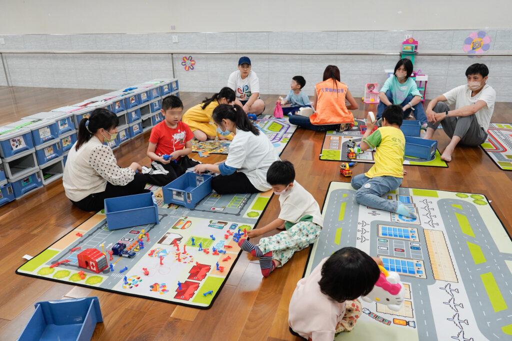 新北市第6區早期療育社區資源中心在新店中正國小辦理親子活動提供多樣玩具讓孩子選擇