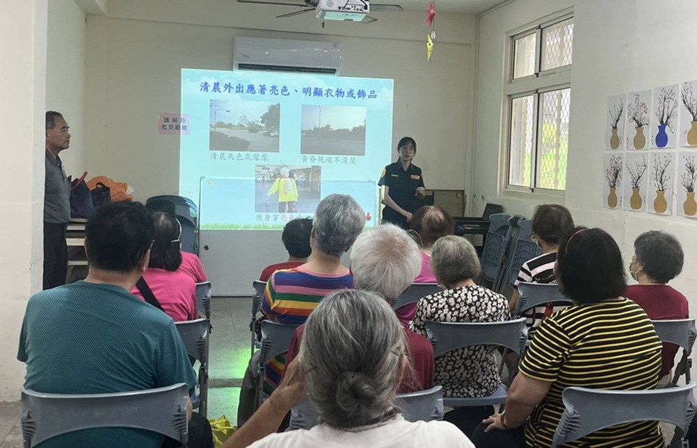 樂齡中心 - 報新聞 Mega News ▲圖說:中市交通警察大隊深入樂齡中心與高齡者關懷據點,進行交通安全宣導 (圖/台中市政府 提供)