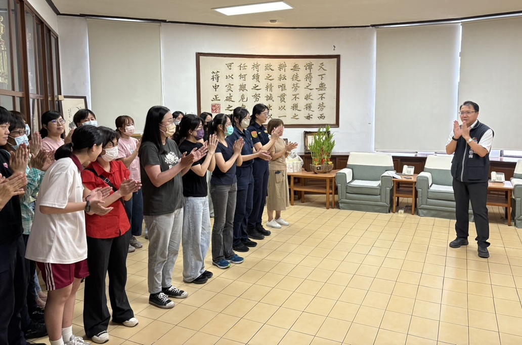 母親節慶祝 - 報新聞 Mega News ▲圖說:中市警第一分局舉辦母親節慶祝活動,向局內女警同仁表達敬意與感謝 (圖/台中市政府 提供)