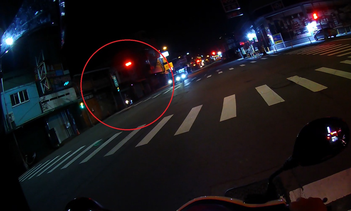 準備闖紅燈 - 報新聞 Mega News ▲圖說:凌晨1點多,一名騎機車男子越過停止線準備闖紅燈,警員立即上前攔查 (圖/台中市政府 提供)