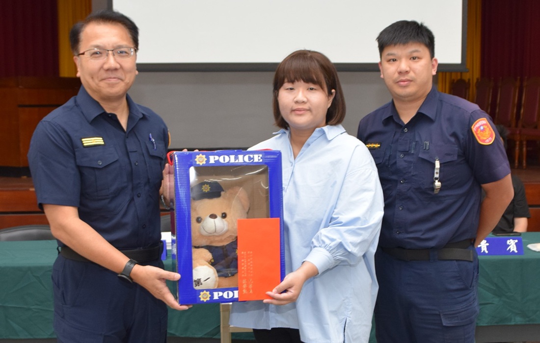 熱血女騎士蕭小姐 - 報新聞 Mega News ▲圖說:熱血女騎士蕭小姐載著員警緝獲狂奔失聯移工,第一分局特別頒獎表揚 (圖/台中市政府 提供)