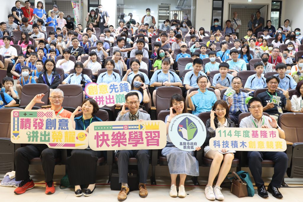 現場師生合照留影 - 報新聞 Mega News