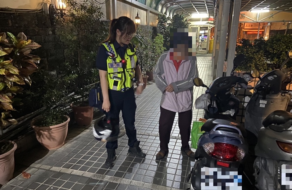 老婦迷途街頭7小時 - 報新聞 Mega News ▲圖說:張姓老婦出門就醫卻迷路至半夜,幸好員警馳援,將人平安送返家 (圖/台中市政府 提供)