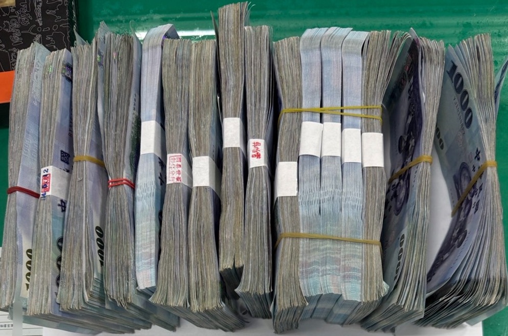 ▲圖說:員警攔截逮捕潘姓詐騙車手,當場起獲詐騙款項150萬元 (圖/台中市政府 提供)