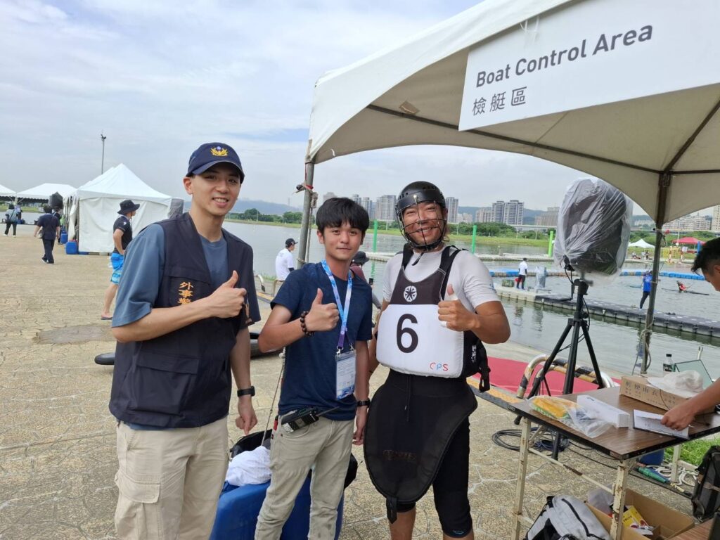 該分局員警余東儒、洪丞夆見選手頭盔需另外鑽孔固定，立即返回分局攜帶裝備趕往比賽現場