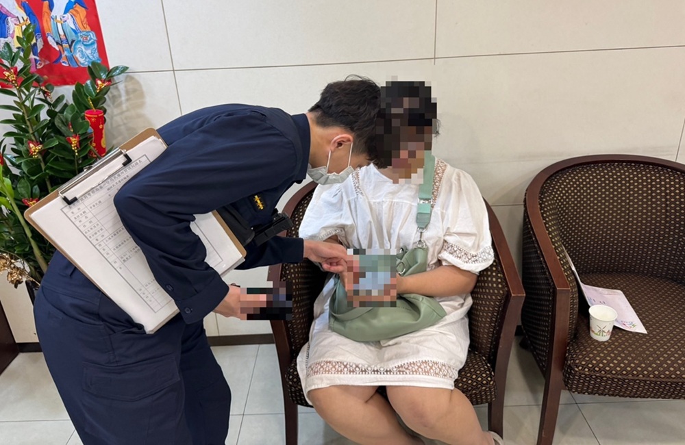 警一句話點醒 - 報新聞 Mega News ▲圖說:警員幽默的一句話點醒女子,洪女立即封鎖假男友並放棄開戶 (圖/台中市政府 提供)