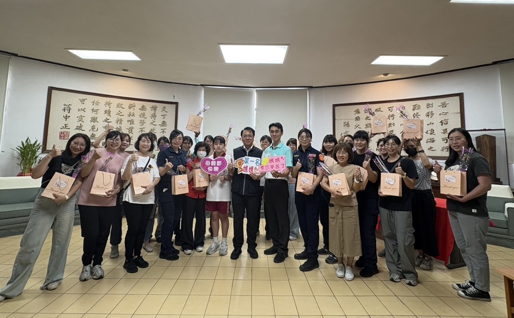 護髮膜和面膜 - 報新聞 Mega News ▲圖說:分局長尤啓南親自致贈精心準備的乳液、護髮膜和面膜,也附上象徵母愛的康乃馨 (圖/台中市政府 提供)