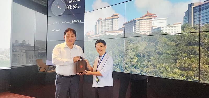 跨足長照人才培育，文大王子奇校長（左）與台灣長期照護專業協會理事長張志明（右）
