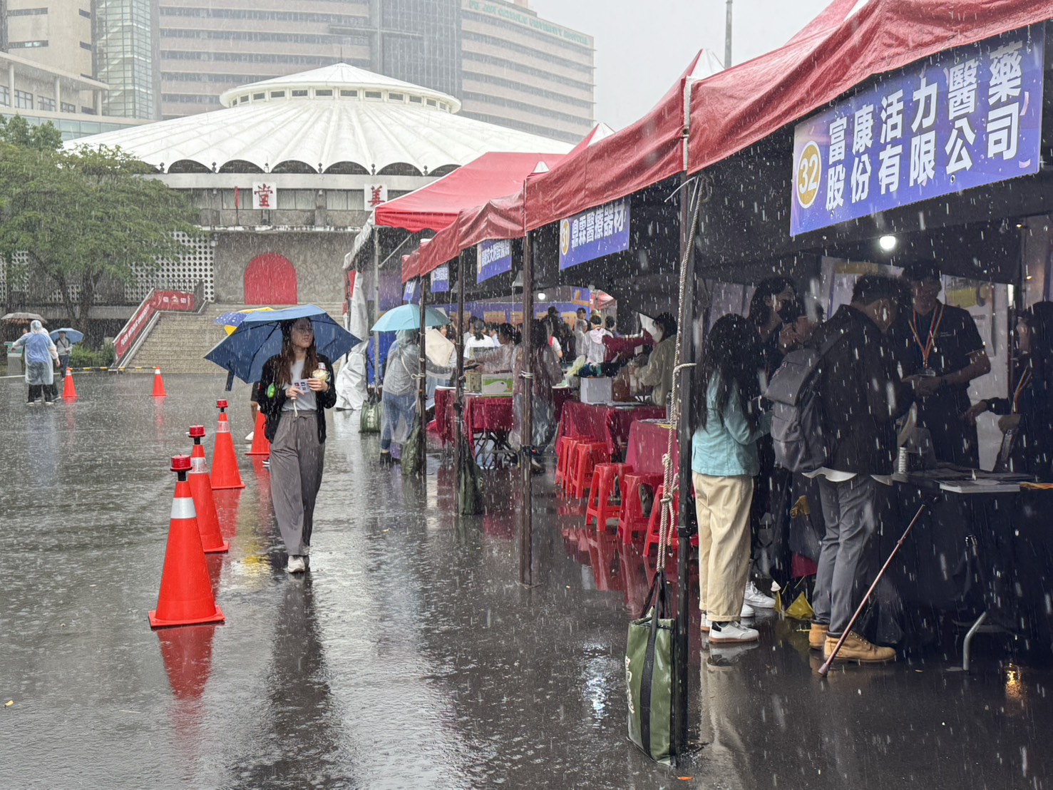 輔仁大學於5月7日舉辦校園就業博覽會總計有71家企業參展令人矚目的是國泰航空首度進駐校園舉辦空服員說明會輔大提供照片 - 報新聞 Mega News