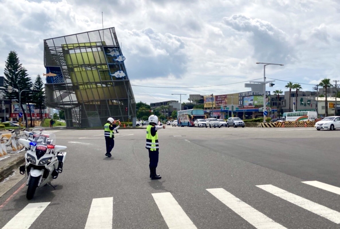 遵守警方人員指揮 - 報新聞 Mega News ▲圖說:開車出門如遇塞車路段,請遵守警方人員指揮,確保交通安全順暢 (圖/台中市政府 提供)