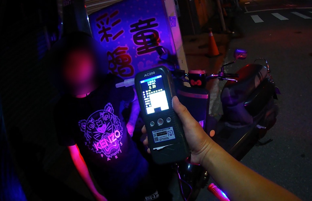 酒測值020mg - 報新聞 Mega News ▲圖說:蔡姓男子酒後騎機車還企圖闖紅燈,經員警攔下酒測值0.20mg/L超標 (圖/台中市政府 提供)