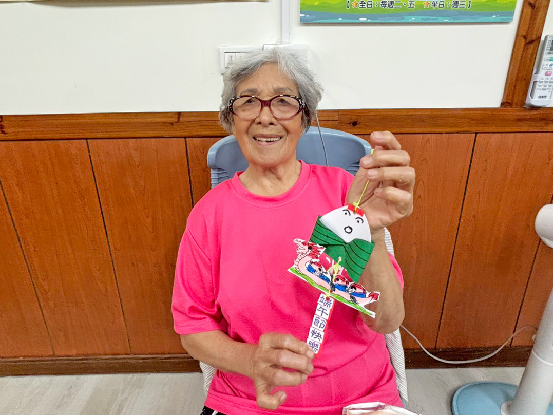 門諾基金會加走灣日托站88歲顏阿嬤開心完成端午龍舟紀念吊飾 - 報新聞 Mega News