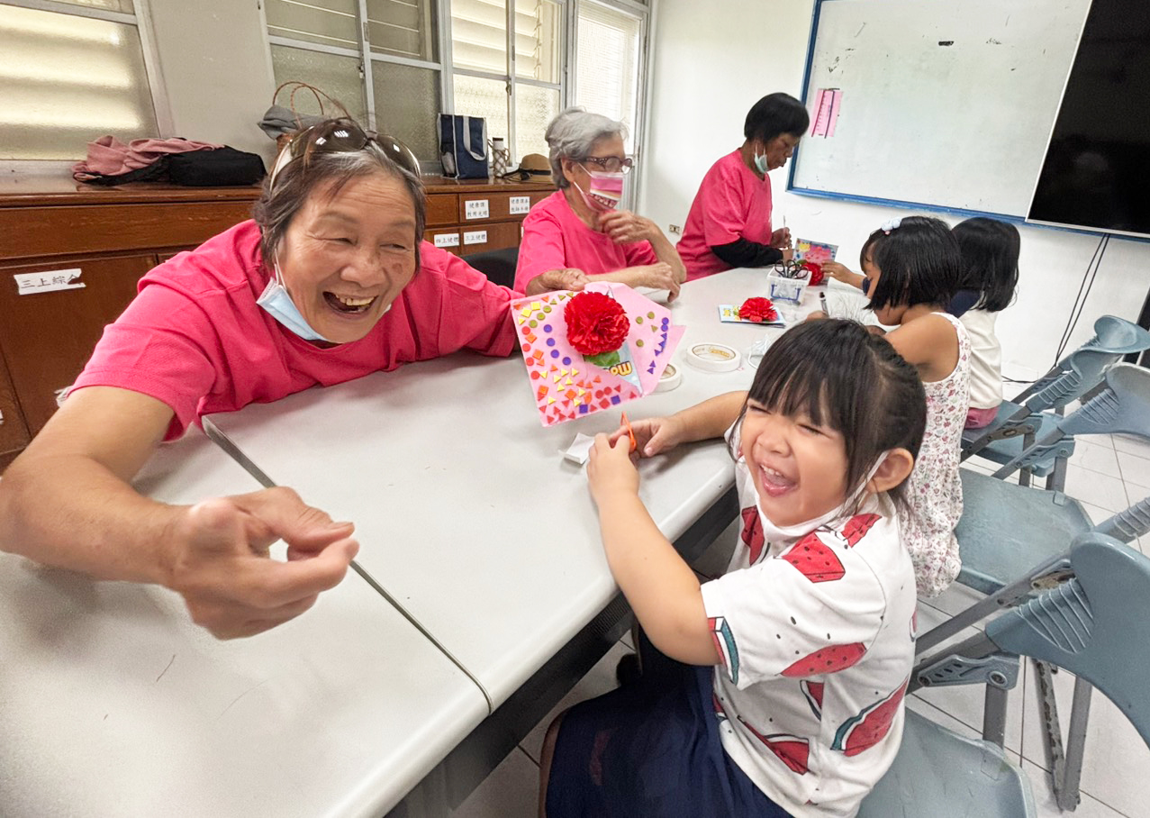 門諾基金會長濱加走灣日托站老幼共學合力製作母親節康乃馨卡片 - 報新聞 Mega News