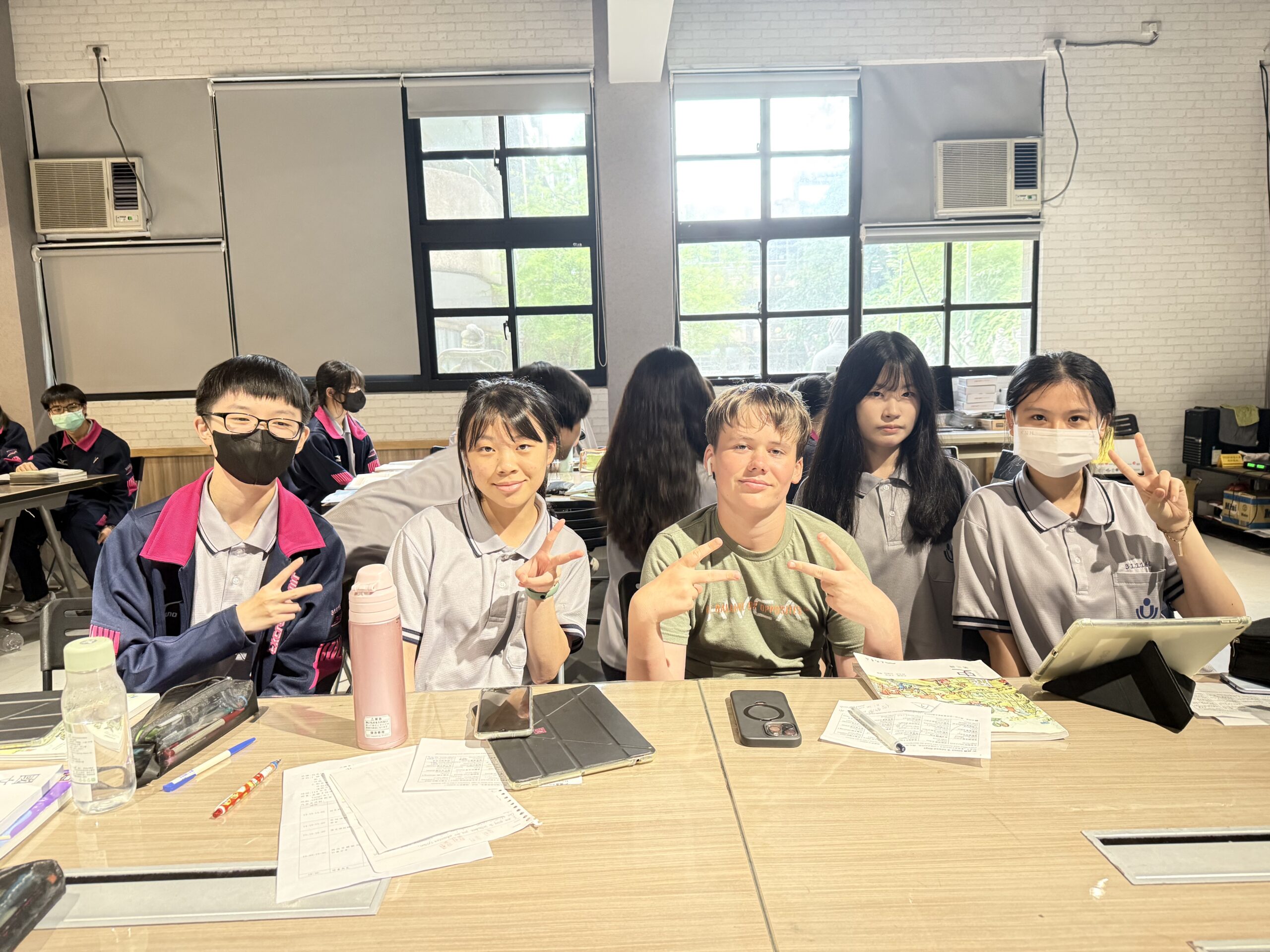 美國四位高中生赴二信高中進行課程體驗及交流 8 0B0CFE9D 75BA 46A4 B156 C6679BED75C0 scaled