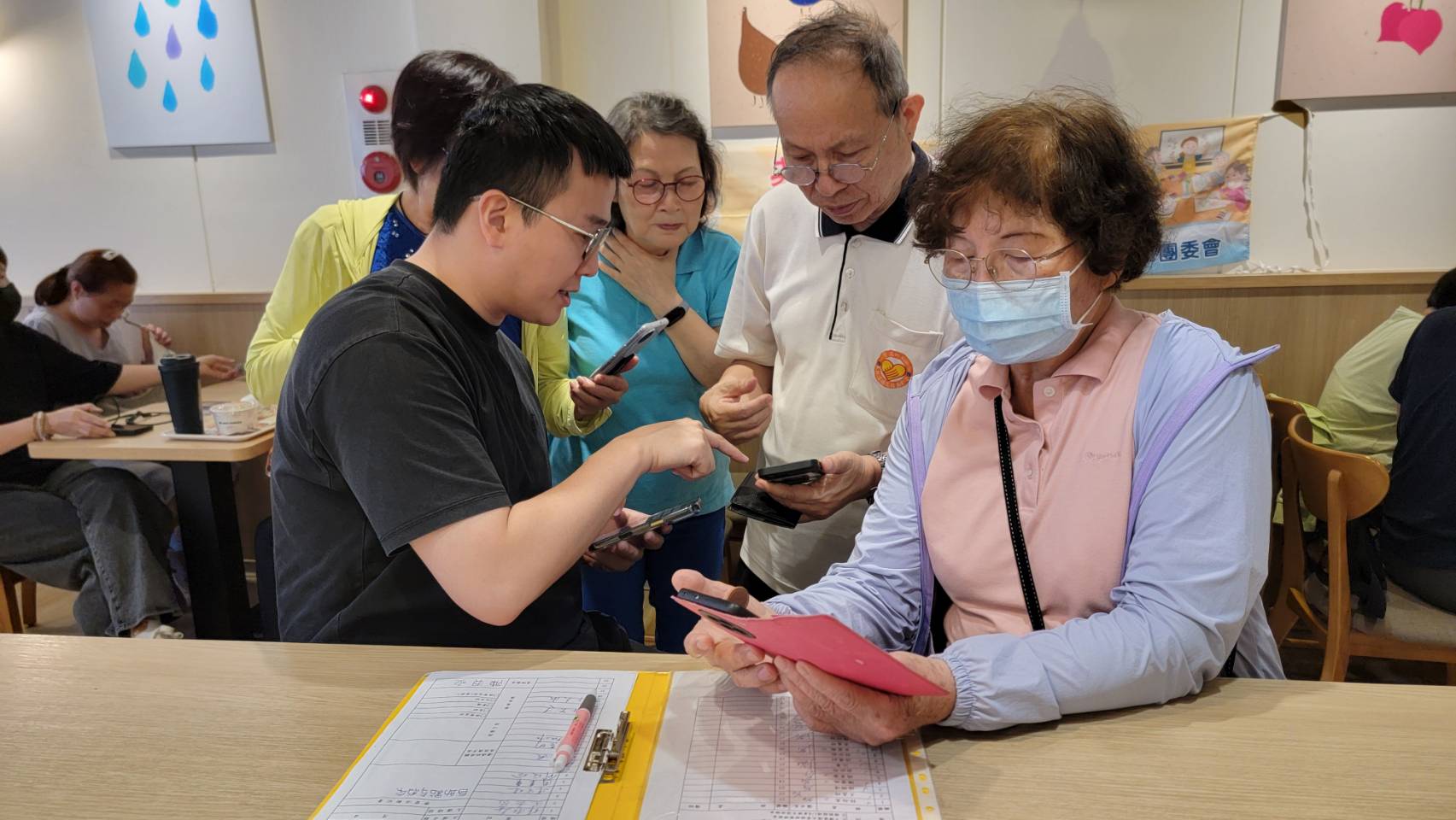 基隆仁愛樂齡帶領長者玩轉摩斯漢堡線上點餐 4 1246027