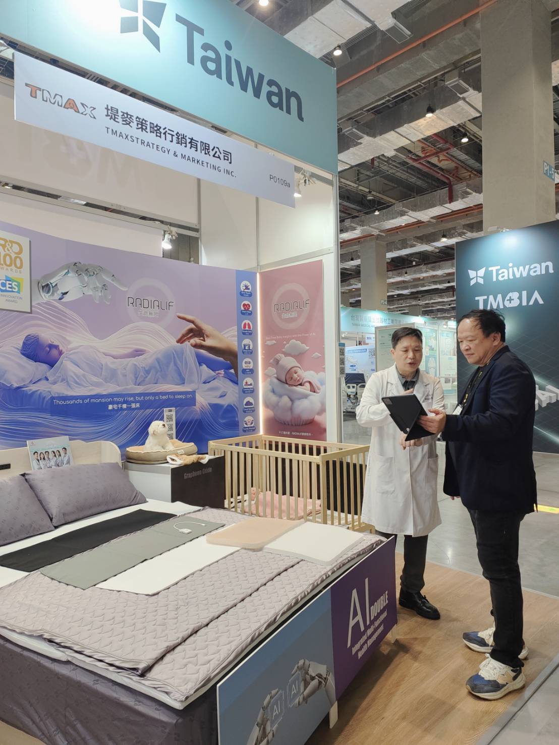 參與這項技術開發的台灣百大名醫郭威廷（左1）也親自在展區介紹「雙AI健康感測系統」。