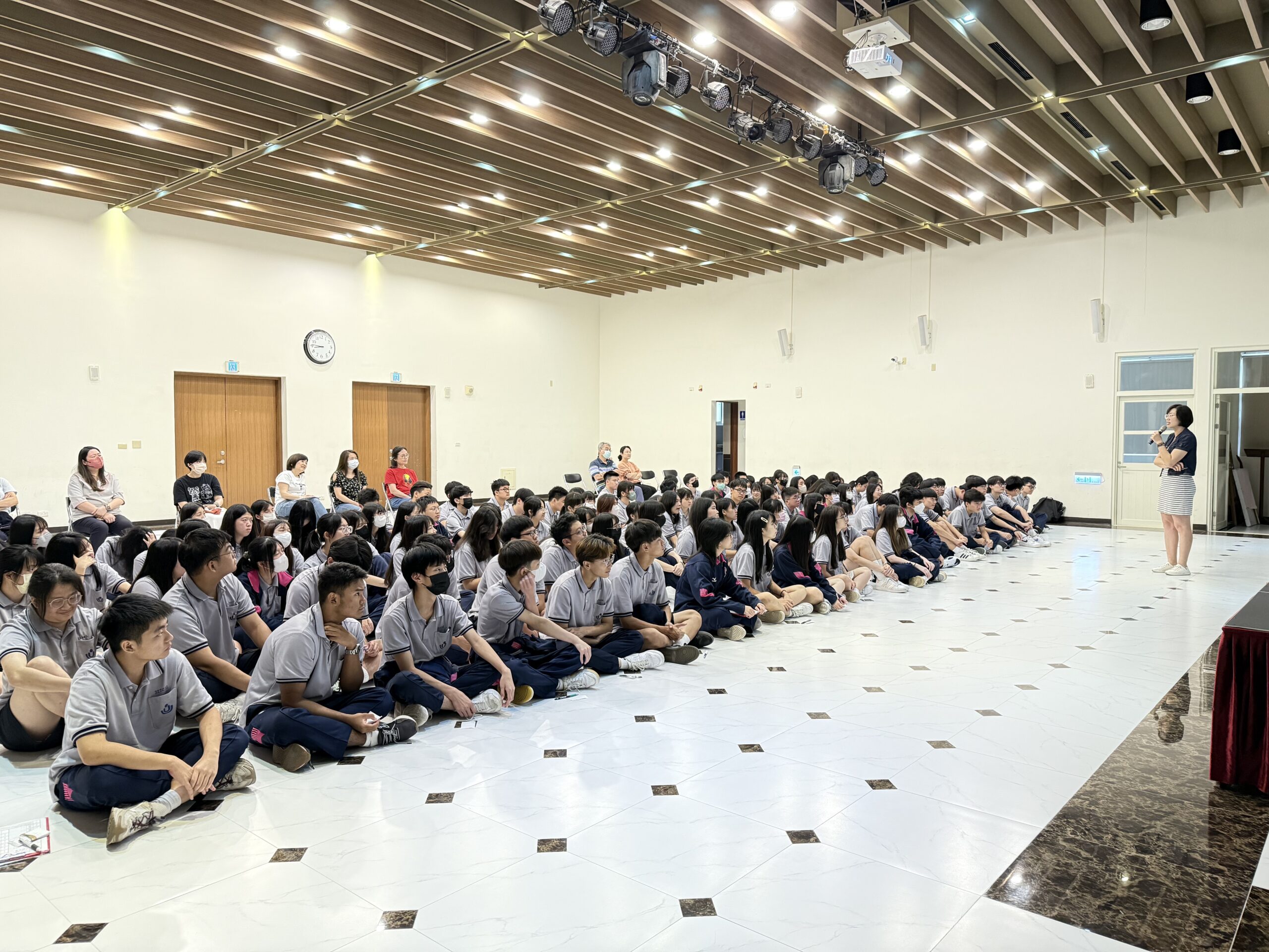 二信高中舉辦「語言的無限可能」啟動應外科及雙語班的斜槓人生 4 1BA1D696 594D 42F9 981D 940A983263A8 scaled