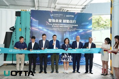 U Power創始人兼CEO李佳先生  (左一) 在U Power香港首座示範營運智能換電站落成典禮上率領其他嘉賓進行剪採儀式