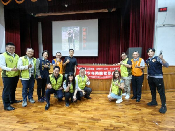 新北市中小學家長協會雙和區總會邀請到少年警察隊教授防身術。圖/家長會提供