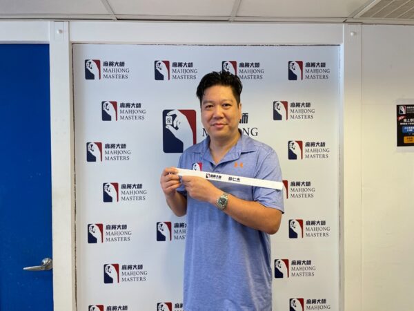 「麻將大師」執行長薛仁杰手持品牌專屬客製化牌尺,象徵以科技與制度打造公平競技的精神。他表示,每位玩家都有專屬R值與成長軌跡,這不只是比賽工具,更是一份對每一場對局的尊重。圖/朱立君攝