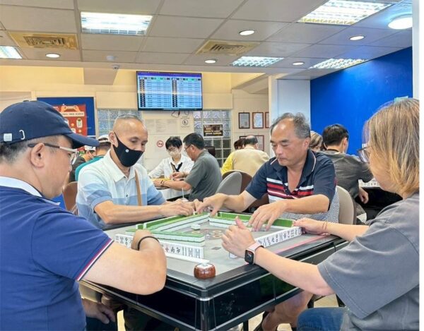 選手們齊聚「麻將大師」實體據點,專注投入每一場對局,現場氣氛緊張又熱烈。從年輕學子到長輩家庭,這裡不只是競技舞台,更是世代共遊、交流情感的溫暖場所。圖/朱立君攝