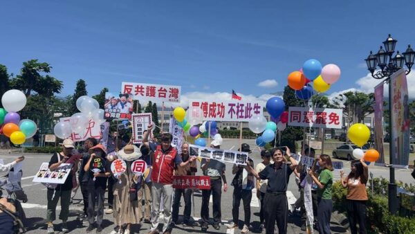 民主行動隊在14日與15日赴花蓮聲援罷免國民黨團總召傅崐萁,前往傅崐萁豪宅、花蓮縣政府示威。(台灣基進提供)