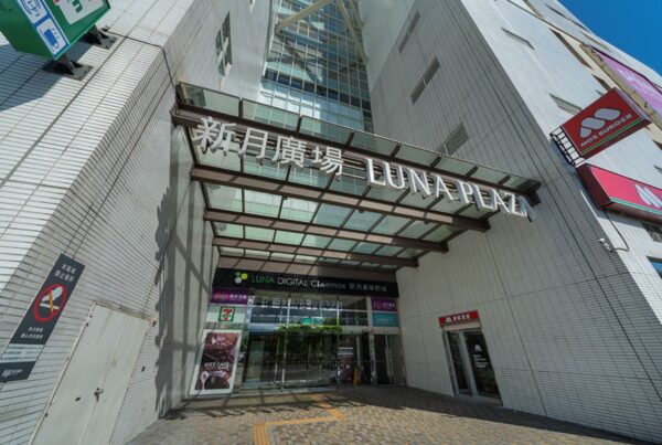 新月廣場與文化中心共構宜蘭市心生活軸線，集商業、藝文與公共機能於一身，吸引市中心家庭與周邊鄉鎮人口積極移入，成為宜蘭人心中的理想生活坐標。圖／新月廣場