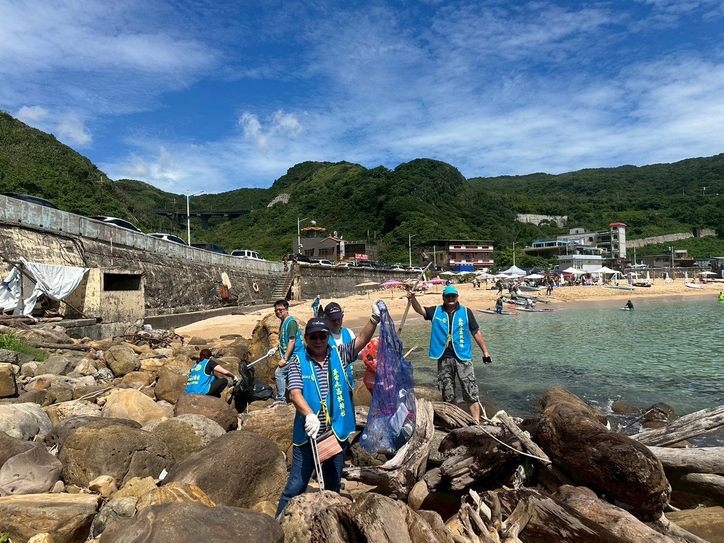 基隆永昌扶輪社淨灘活動現場可以看到許多廢棄物隨著海流漂到此地,還有一些來海邊玩、來這釣魚留下來廢棄物,包括廢棄漁網、漁具、還有一些竹木、塑膠瓶與玻璃瓶。