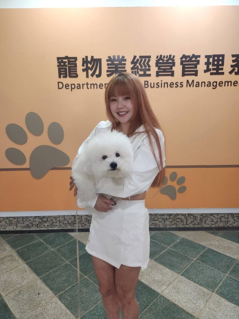 比熊到台北海大開課當新媒體學程講師自爆被霸凌還禁拍聲勢跌落谷底 大聲勸告大學生職場要捍衛自己權益 2 圖:比熊擔任台北海大新媒體導師,也是網紅的「機車教授」林威克對她知無不言的分享很感動。(台北海大提供)