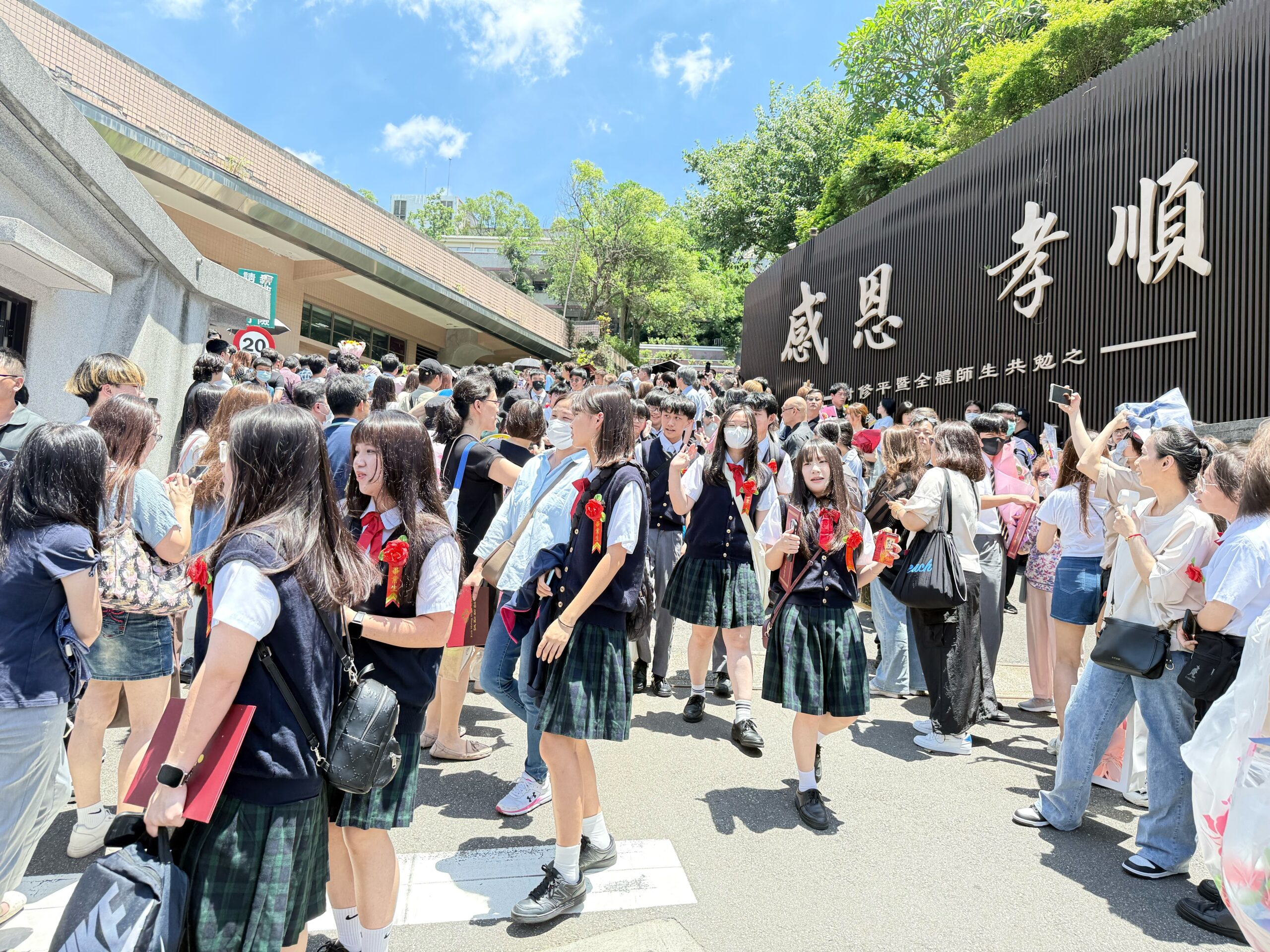 二信高中畢業典禮校長期勉畢業生「成為一個善良的人」 5 S 72810535 scaled