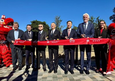 主禮嘉賓於悉尼機場一同剪綵，慶祝香港航空悉尼航線正式開通