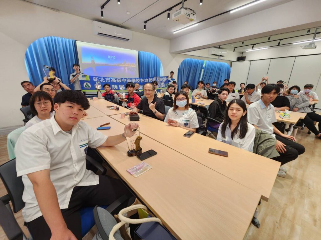 七校參與成果發表會師生合影