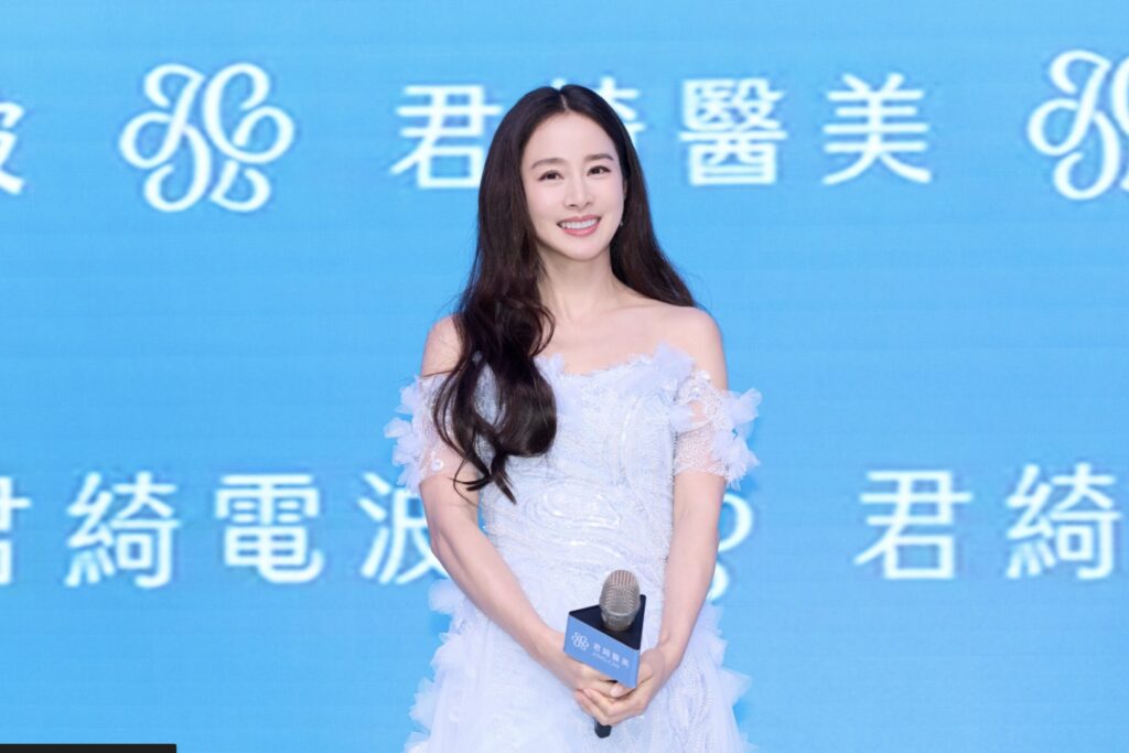 嗑爆台味靠「君綺電波」撐起輪廓線!靠「走心」逆襲韓系醫美 ! 超越韓國醫美天花板被金泰希認證:溫度+實力一次打動! 2 下午6.35 2025 6 13的影像 1