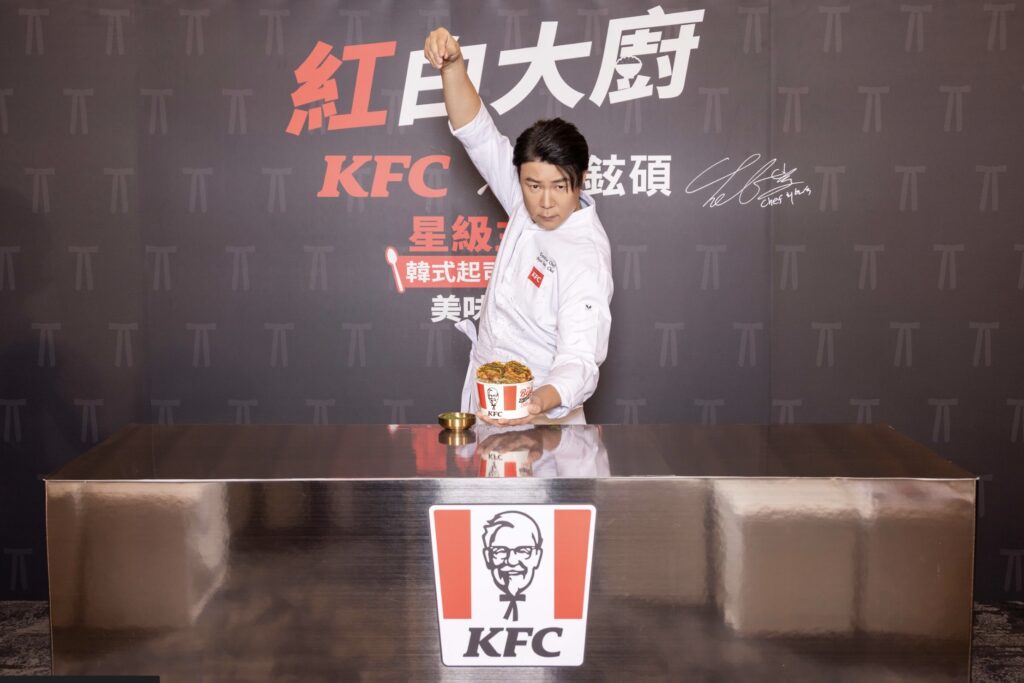 肯德基開飯啦!韓星主廚崔鉉碩x肯德基爺爺跨界合作 推出全新「韓式起司脆雞飯」強勢搶攻米飯市場! 1 圖:肯德基再度突破速食界框架!白湯匙崔鉉碩x炸雞王者肯德基 跨界合作期待值破表!