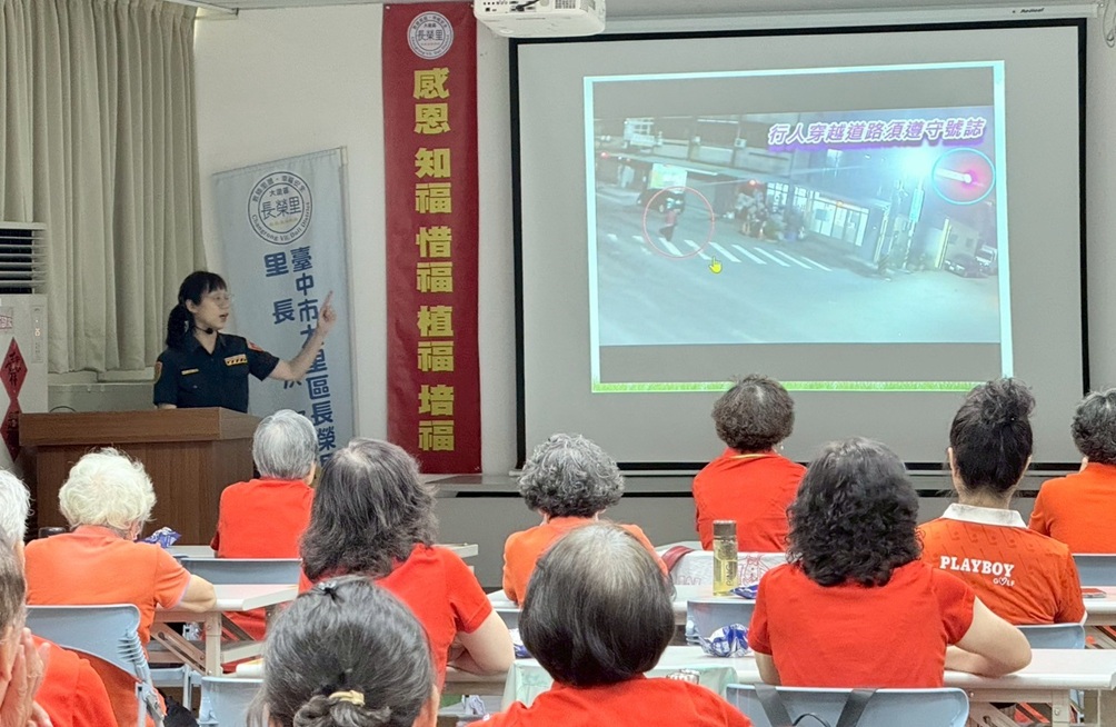 ▲圖說:中市警深入樂齡中心和關懷據點,以真實案例短片宣導交通違規的嚴重後果 (圖/台中市政府 提供)