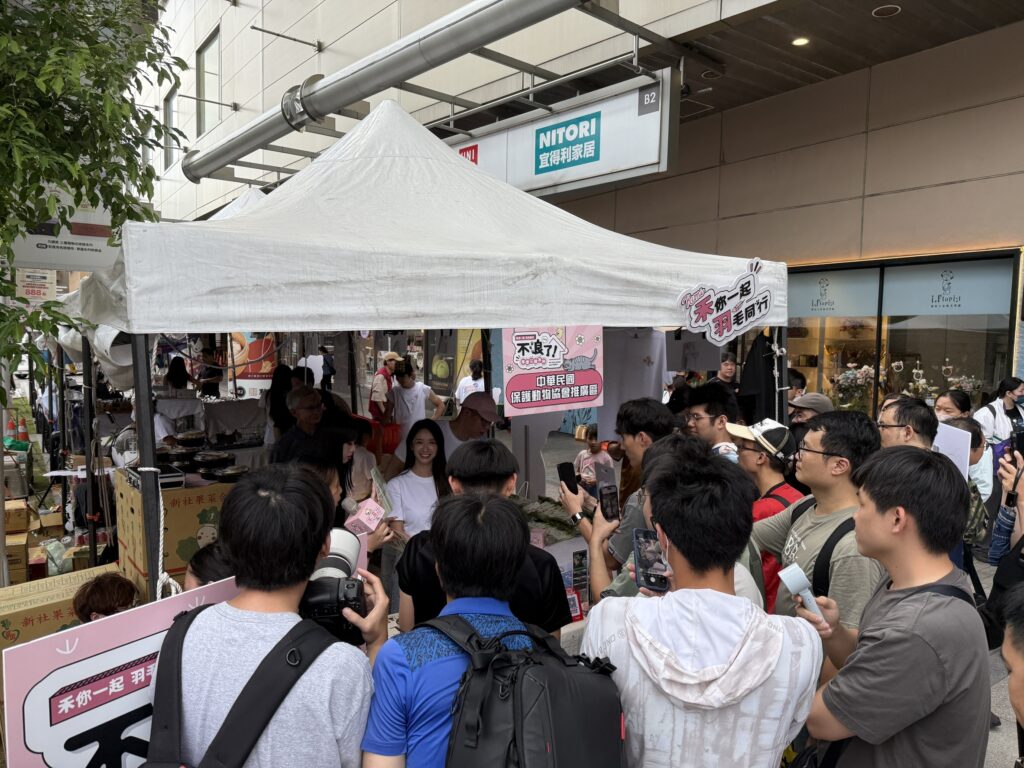 《不浪了!》年度公益行動正式起跑!代言人禾羽KIMI不畏36°C挺身而出領銜群星為浪浪發聲! 2 代言人禾羽與民眾互動