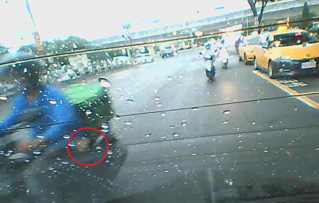 ▲圖說:員警調閱巡邏車行車紀錄器,確認散落一地的仟元鈔就是從徐姓騎士口袋中飛出 (圖/台中市政府 提供)