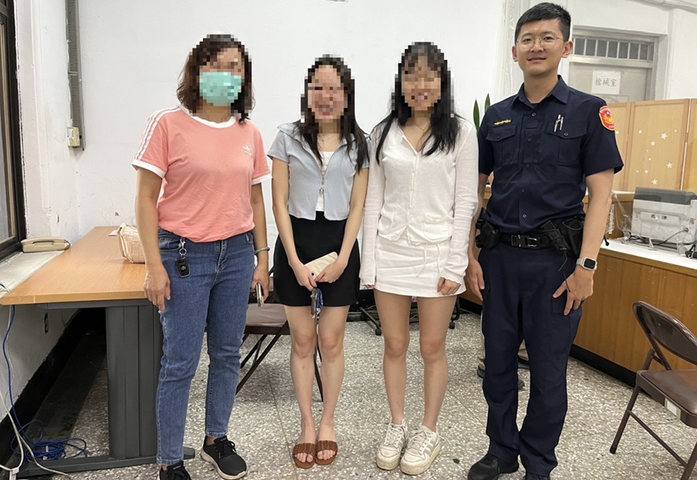 ▲圖說:尹女取回遺失的包包後開心不已,並與熱心的洪員及司機合影留念 (圖/台中市政府 提供)