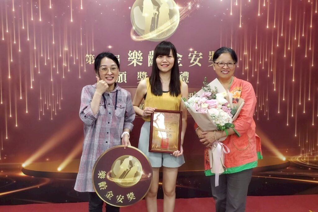 新北市家防中心陳湘壬社工中榮獲「樂齡金安獎」高齡身心保護組全國第二名，是唯一獲獎社政單位，家防中心主任許芝綺右1及督導陳家慧到場恭賀