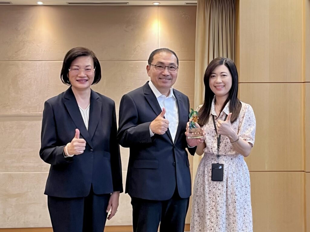 新北社福考核成績亮眼 獲衛福部「優等獎」肯定 1 新北市獲中央社福考核優等,社會局長李美珍左1於市政會議中代表獻獎