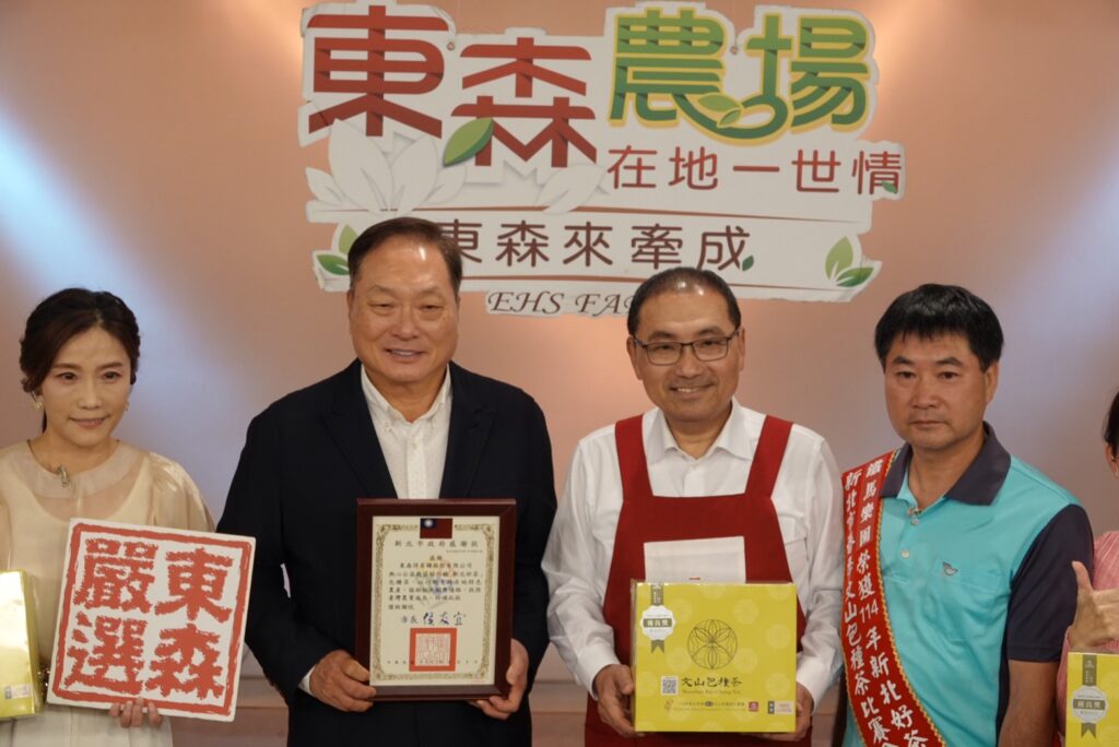 新北市長侯友宜登上電視購物台推廣新北百萬冠軍茶