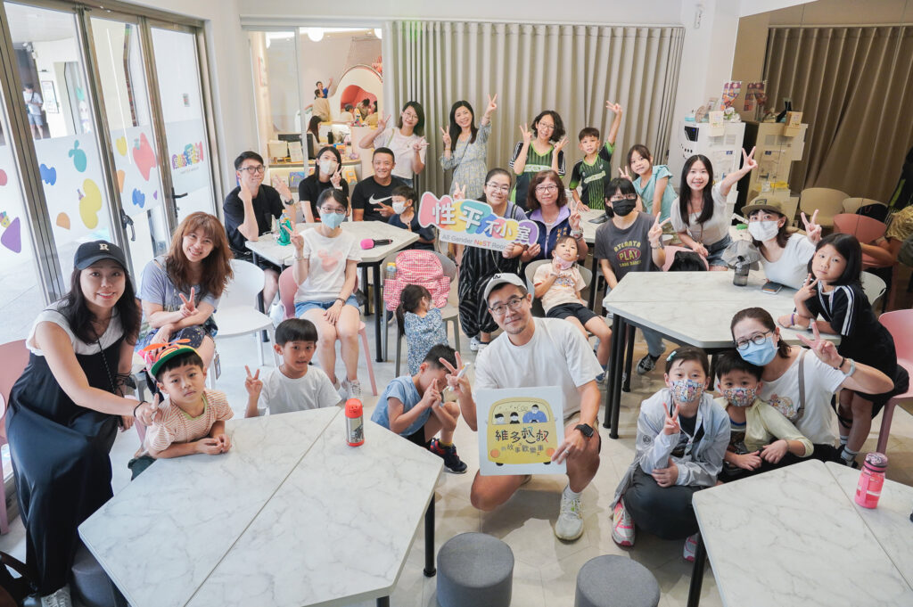 新北社會局與「台灣不會教小孩行動聯盟」舉辦性平主題活動，透過繪本導讀及手作DIY，引導親子玩中學，認識性別多樣性與性別平等