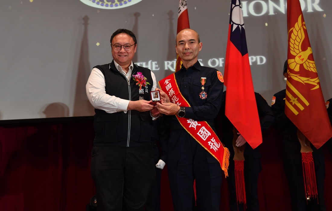 ▲圖說:中市警察局今年共有7位獲選模範警察,由鄭副市長頒發獎座及獎勵金 (圖/台中市政府 提供)