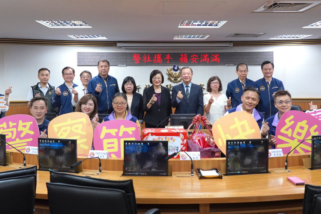 新北社會局暖心出擊迎警察節 1 警社攜手守護市民,新北社會局長李美珍後排中於警察節前夕率局內幹部前往市警局向警察同仁表示感謝