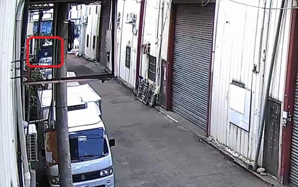 ▲圖說:員警調閱監視器畫面,發現一輛貨車在倒車時不慎撞上邱男車輛 (圖/台中市政府 提供)