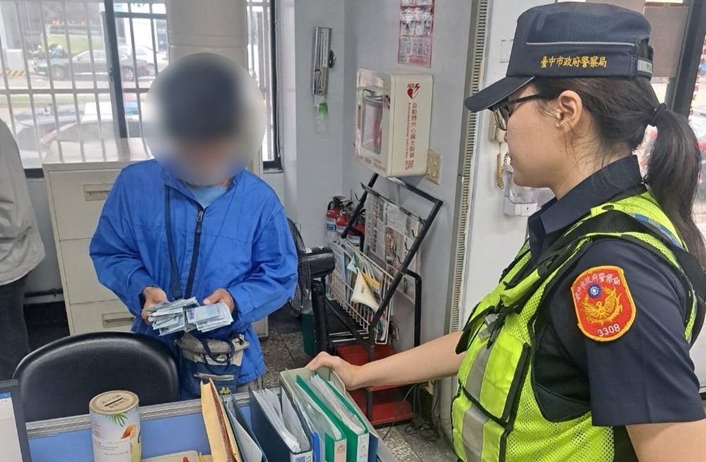 ▲圖說:在勤工派出所警員協助下,徐男4萬多元辛苦錢失而復得 (圖/台中市政府 提供)