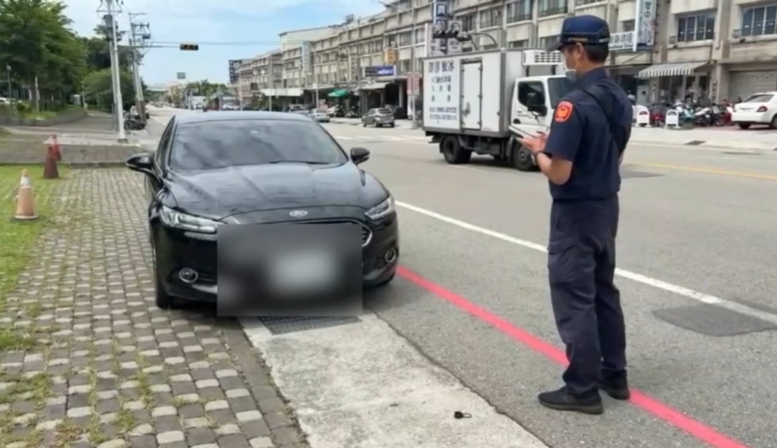 ▲圖說:警方透過警用M-police逕行舉發違停車輛,拍照並上傳至系統,避免事後人為刪改 (圖/台中市政府 提供)